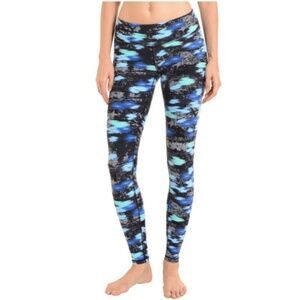 Danskin Supplex Women’s Size Medium (8-10) Stretchy, Cropped Athletic Leggings